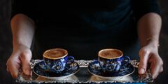 طريقة تقديم القهوة للضيوف : قواعد تقديم القهوة للضيوف : طريقة تقديم القهوة والحلى